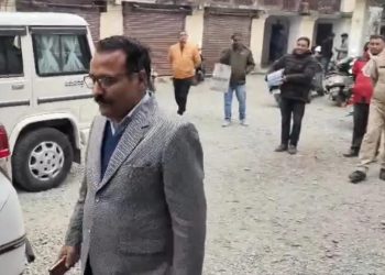 हल्द्वानी : डीएम रयाल ने तहसील में मारा छापा, दो प्राइवेट व्यक्ति कर रहे थे सरकारी कार्य