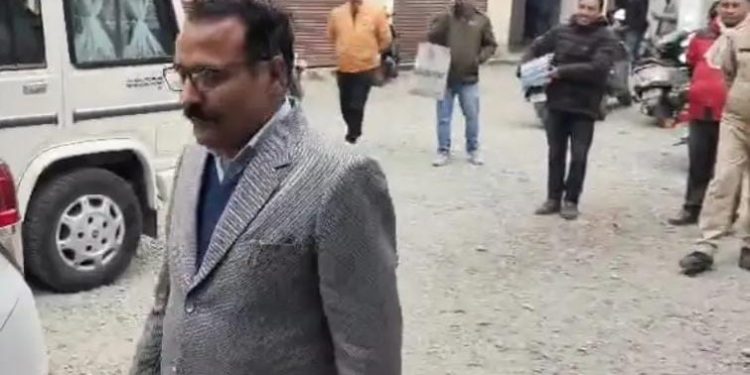 हल्द्वानी : डीएम रयाल ने तहसील में मारा छापा, दो प्राइवेट व्यक्ति कर रहे थे सरकारी कार्य