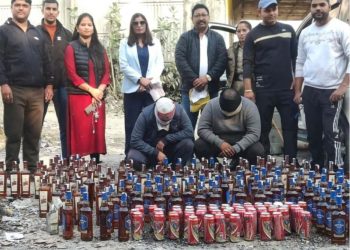 बड़ी खबर : आबकारी विभाग का बड़ा एक्शन, लग्जरी वाहनों के गुप्त कैबिन से 25 पेटी अवैध अंग्रेजी शराब जब्त
