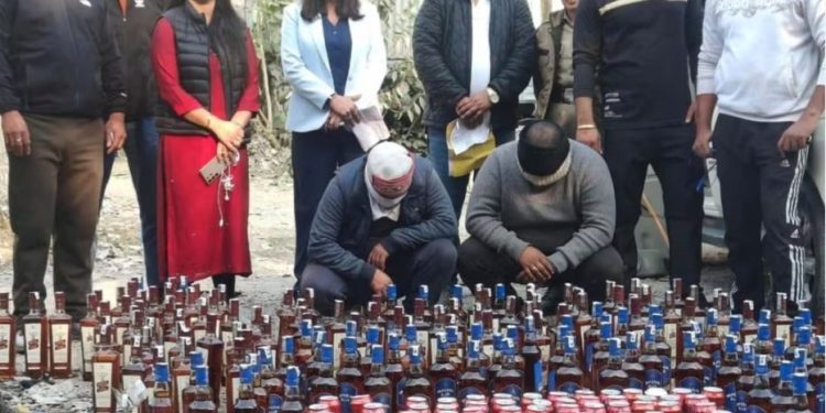 बड़ी खबर : आबकारी विभाग का बड़ा एक्शन, लग्जरी वाहनों के गुप्त कैबिन से 25 पेटी अवैध अंग्रेजी शराब जब्त