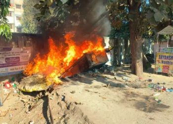 आक्रोश : हिंदू युवक की हत्या के बाद यहां बवाल, गैर हिंदुओं की दुकानों में आगजनी 
