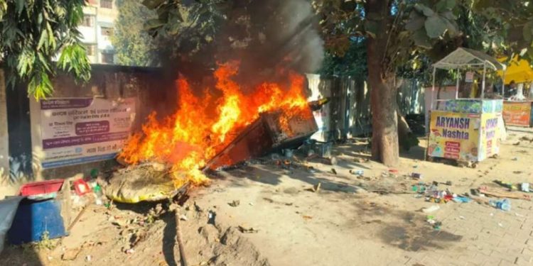 आक्रोश : हिंदू युवक की हत्या के बाद यहां बवाल, गैर हिंदुओं की दुकानों में आगजनी