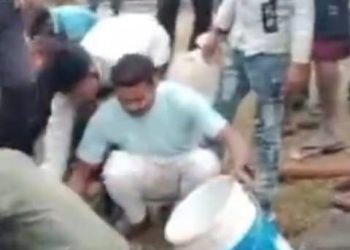 देखें शर्मनाक वीडियो : ट्रक और टैंकर के एक्सीडेंट के बाद लोगों ने घायलों को बचाने के बजाए मचा दी डीजल भरने की लूट