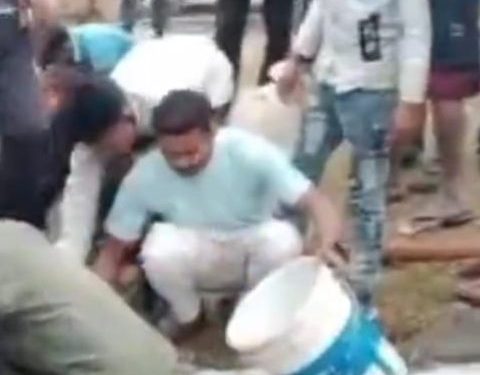देखें शर्मनाक वीडियो : ट्रक और टैंकर के एक्सीडेंट के बाद लोगों ने घायलों को बचाने के बजाए मचा दी डीजल भरने की लूट