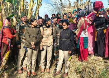 आक्रोश : ग्रामीणों ने वन विभाग के कर्मचारियों को बांधा रस्सियों से, 2 घंटे बाद हुई रिहाई