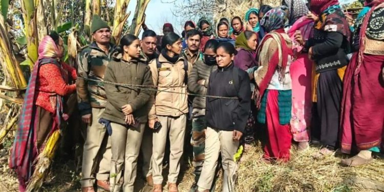 आक्रोश : ग्रामीणों ने वन विभाग के कर्मचारियों को बांधा रस्सियों से, 2 घंटे बाद हुई रिहाई