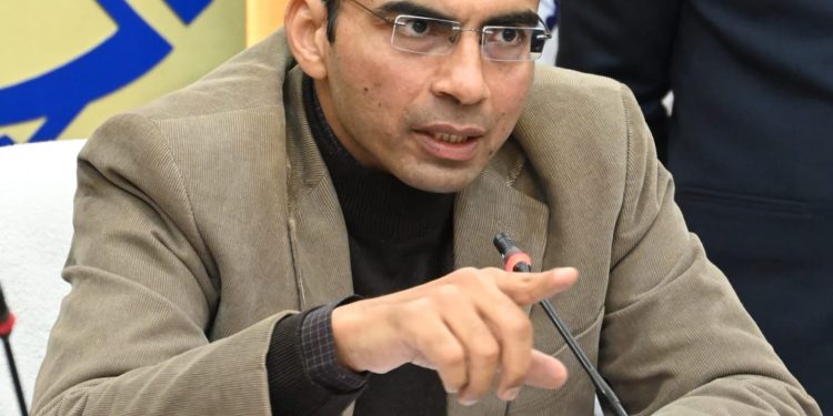 ब्रेकिंग : पटवारी निलंबित, डीएम ने लिया एक्शन 