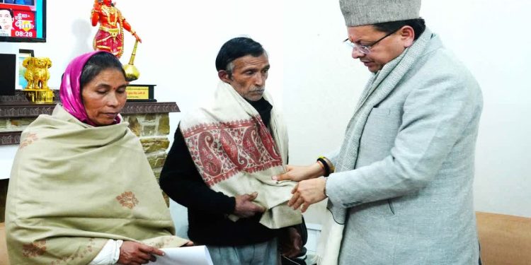 बड़ी खबर : मुख्यमंत्री से मुलाकात के बाद घर लौटते समय अंकिता भंडारी के माता-पिता बाल-बाल बचे, रास्ते में दिखा भालू