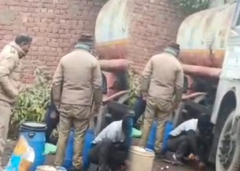 हरिद्वार : टैंकर से तेल चोरी करने वालों से पैसे लेकर छोड़ने वाले चौकी प्रभारी का वीडियो वायरल