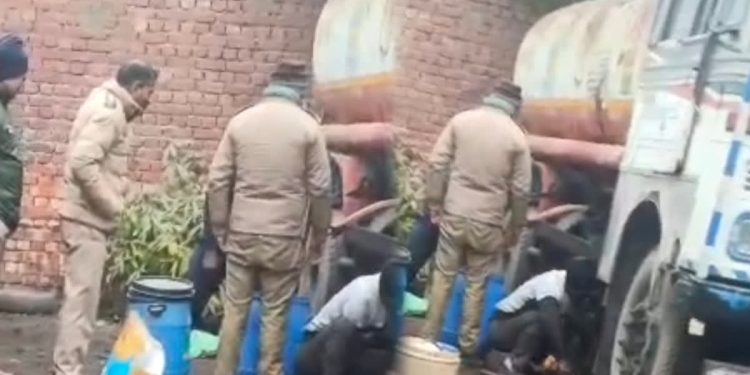 हरिद्वार : टैंकर से तेल चोरी करने वालों से पैसे लेकर छोड़ने वाले चौकी प्रभारी का वीडियो वायरल