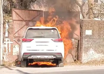देखें वीडियो : यहां खड़ी कार में अचानक लग गई आग