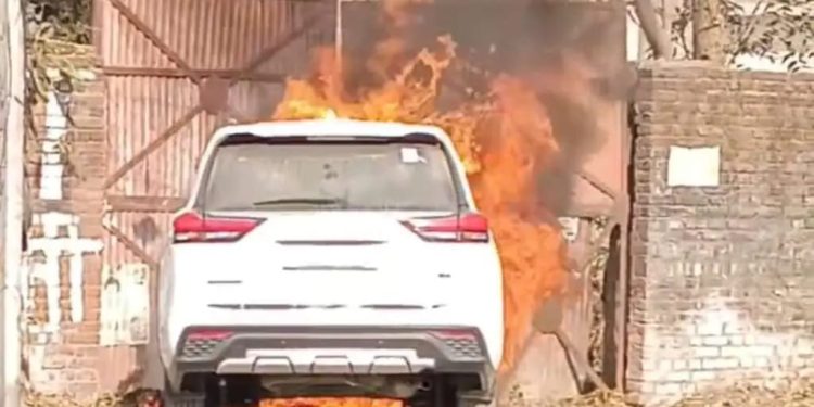 देखें वीडियो : यहां खड़ी कार में अचानक लग गई आग