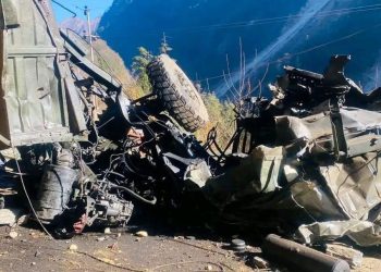 दुखद : सेना का बुलेटप्रूफ वाहन गिरा 200 फीट गहरी खाई में, 10 जवान शहीद, 7 घायल