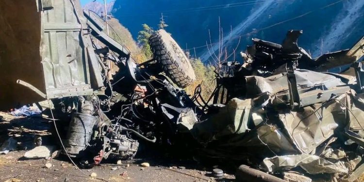 दुखद : सेना का बुलेटप्रूफ वाहन गिरा 200 फीट गहरी खाई में, 10 जवान शहीद, 7 घायल