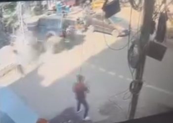 देखें वीडियो : तेज रफ्तार कार ने बाइक सवार को मारी टक्कर, एक की मौत एक गंभीर घायल