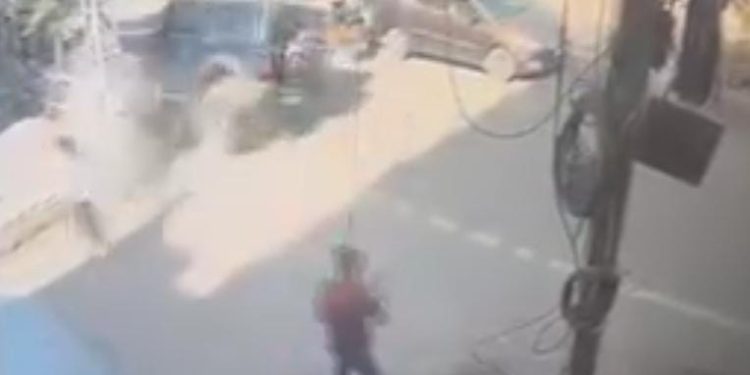 देखें वीडियो : तेज रफ्तार कार ने बाइक सवार को मारी टक्कर, एक की मौत एक गंभीर घायल