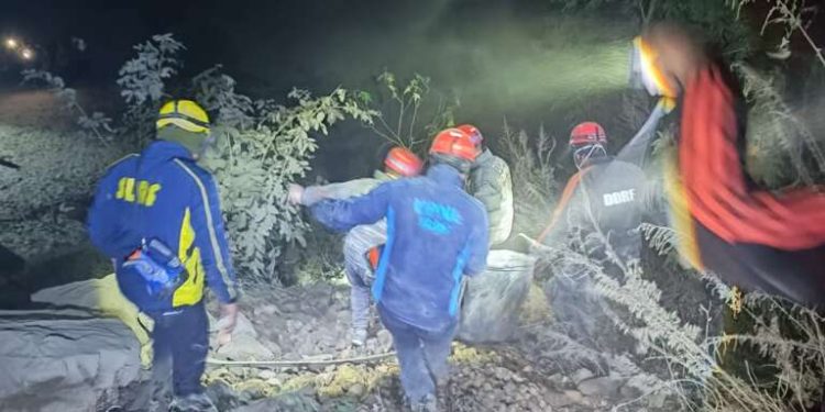 रुद्रप्रयाग : सीमेंट से भरा ट्रक गिरा खाई में, चालक की मौके पर ही मौत