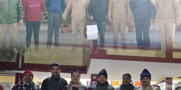 कार्रवाई : चाचा-भतीजे की जोड़ी सहित 4 लोग गुलदार की खाल के साथ चढ़े पौड़ी पुलिस के हत्थे