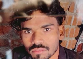 दुखद : इयरफोन लगाकर रेलवे ट्रैक पर बैठे युवक की दर्दनाक मौत, ट्रैन की चपेट में आने से सिर हुआ धड़ से अलग