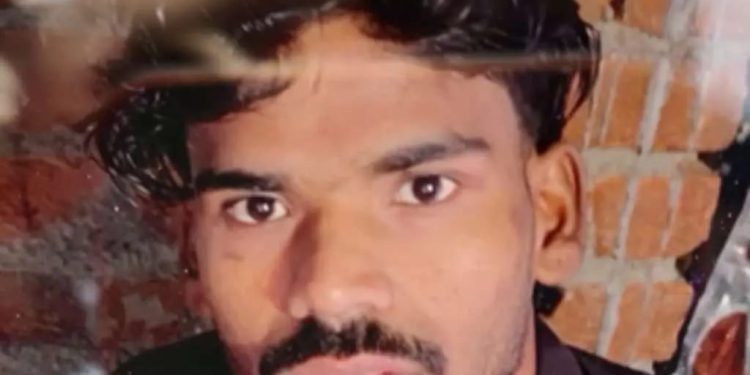 दुखद : इयरफोन लगाकर रेलवे ट्रैक पर बैठे युवक की दर्दनाक मौत, ट्रैन की चपेट में आने से सिर हुआ धड़ से अलग