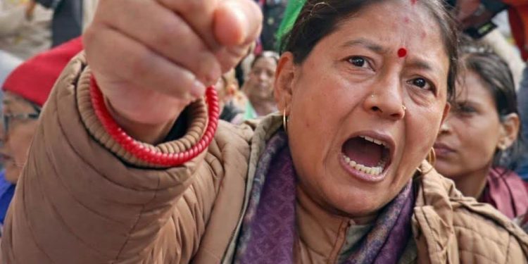 बड़ी खबर : श्रीनगर थाने में युवाओं पर लाठीचार्ज, विरोध में सरस्वती देवी ने थाने के घेराव की दी चेतावनी