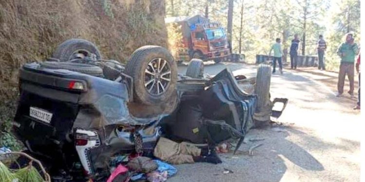 दुखद : यहां सड़क हादसे में उड़े स्कॉर्पियो के परखच्चे, दो की मौत एक गंभीर घायल