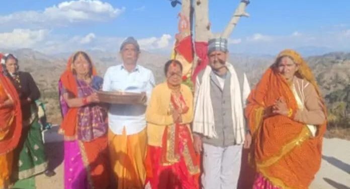 अजब-गजब : यहां धार्मिक रीति रिवाज से कराई गई पीपल और वट पेड़ों की शादी