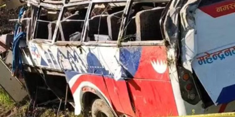 दुखद : यहां बारातियों से भरी बस खाई में गिरी, 13 की मौत 34 घायल