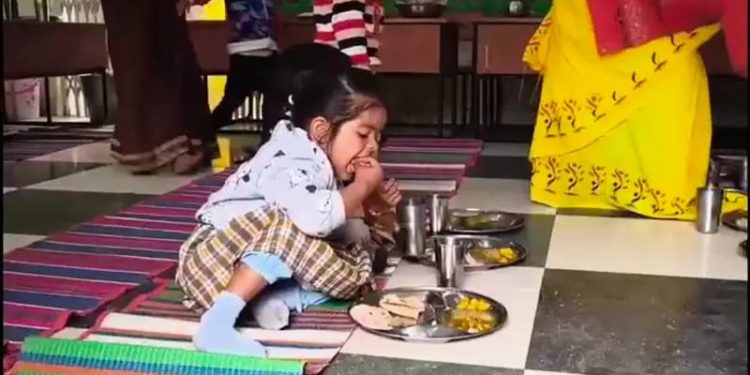 सराहनीय : यहां डीएम ने कराया अपनी साढे तीन साल की बच्ची का आंगनबाड़ी में दाखिला