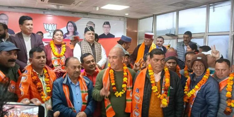 सियासत : यहां निर्दलीय जीती नगर पालिका अध्यक्ष और पूर्व जिला पंचायत अध्यक्ष भाजपा में शामिल