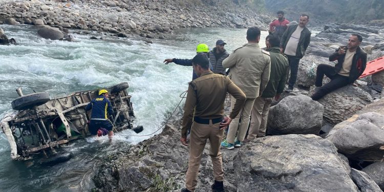 दुखद : यहां भीषण सड़क हादसा, पिकअप वाहन गिरा खाई में, चालक लापता