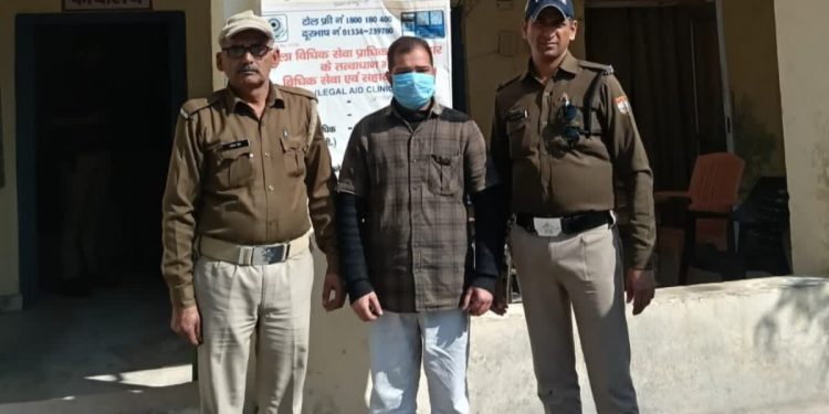 शर्मनाक : महिलाओं को देखकर अश्लील हरकत कर रहा था यह अकाउंटेंट, महिलाओं ने बनाया वीडियो और अब गिरफ्तार