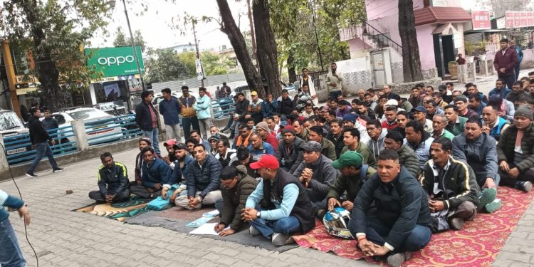 आक्रोश : अब आर-पार की लड़ाई के मूड मे जल संस्थान/पेयजल संविदा कर्मी, सरकार को दी दो टूक चेतावनी