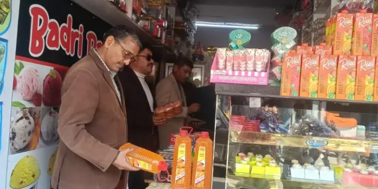 रूद्रप्रयाग : होली से पहले खाद्य सुरक्षा के तहत डीएम का औचक निरीक्षण