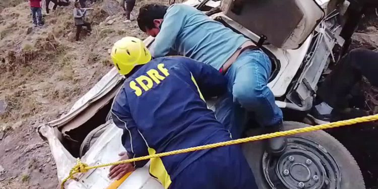 दुखद : यहां वाहन गिरा खाई में, देवरानी-जेठानी की मौत, पांच घायल