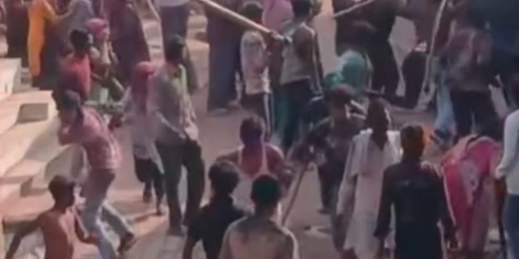 होली पर रंग लगाने को लेकर हुआ विवाद, जमकर चली लाठी डंडे