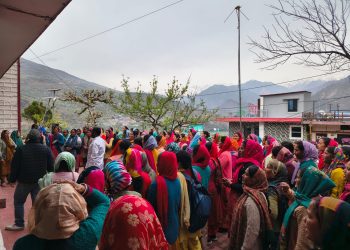 रूद्रप्रयाग : ऊखीमठ बजार व पंचगाई के गांवों में अवैध शराब की तस्करी को रोकने के लिए मातृशक्ति ने मुख्य बाजार में किया धरना-प्रदर्शन, दी तस्करों को खुली चेतावनी