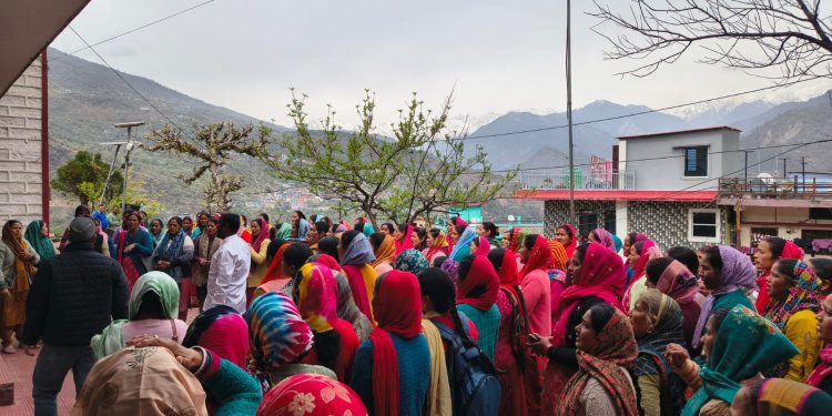रूद्रप्रयाग : ऊखीमठ बजार व पंचगाई के गांवों में अवैध शराब की तस्करी को रोकने के लिए मातृशक्ति ने मुख्य बाजार में किया धरना-प्रदर्शन, दी तस्करों को खुली चेतावनी
