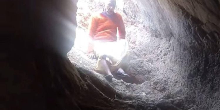बड़ी खबर : देवलगढ़ की प्राचीन गुफा में मिले कंगन और हड्डियों के अवशेष, पुरातत्व विभाग ने लिया कब्जे में