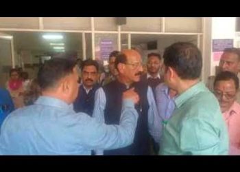 बड़ी खबर : स्वास्थ्य मंत्री चुपचाप पहुंचे दून अस्पताल, लाइन में लगकर जानी समस्याएं