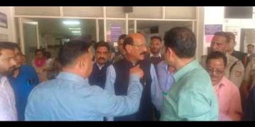 बड़ी खबर : स्वास्थ्य मंत्री चुपचाप पहुंचे दून अस्पताल, लाइन में लगकर जानी समस्याएं