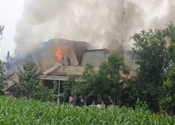 बड़ी खबर : बिना लाइसेंस के चल रही पटाखा फैक्ट्री में लगी आग, धमाकों की आवाज से क्षेत्र में मची अफरा-तफरी