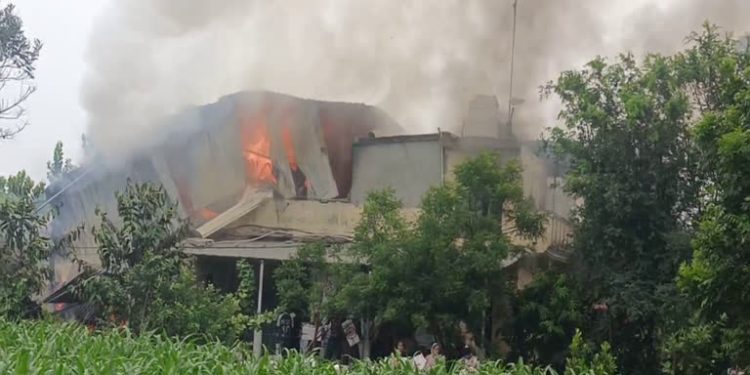 बड़ी खबर : बिना लाइसेंस के चल रही पटाखा फैक्ट्री में लगी आग, धमाकों की आवाज से क्षेत्र में मची अफरा-तफरी