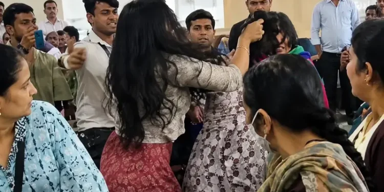 अजब गजब : ‘ऐश्वर्या’ और ‘करीना’ मे मारपीट, मामला पहुंचा थाने, दी मां बहन की गालियां