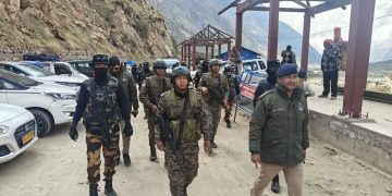 बद्रीनाथ : पुलिस, एटीएस और सेना का संयुक्त फ्लैग मार्च, माणा सीमा तक चलाया सघन चैकिंग अभियान