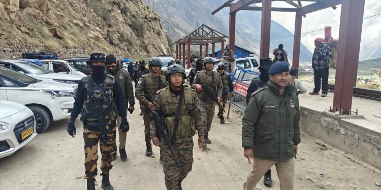 बद्रीनाथ : पुलिस, एटीएस और सेना का संयुक्त फ्लैग मार्च, माणा सीमा तक चलाया सघन चैकिंग अभियान