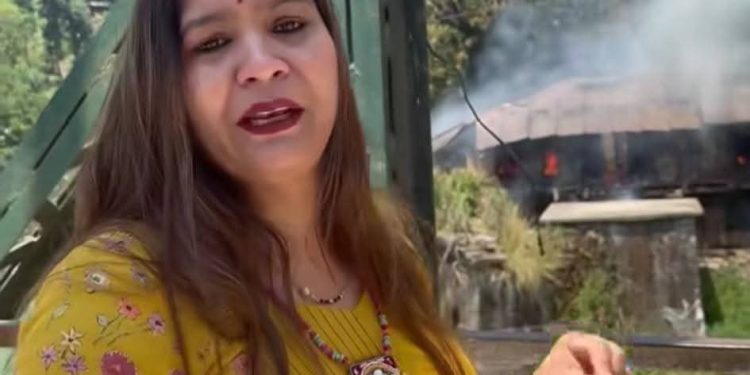 चमोली : थराली के ऐतिहासिक “कपूर गली” भवन में भीषण आग, नगर पंचायत अध्यक्ष सुनिता रावत पर आग की लपेटे