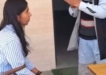 पौड़ी : युवती प्रधान का हाथ खींचना 75 वर्षीय बुजुर्ग को पड़ा मंहगा, युवा महिला प्रधान से बुजुर्ग मांगी ने माफी, समझिए मामला