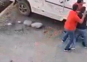 देखें वीडियो : उत्तराखंड में यहां सरेआम मारपीट, कानून व्यवस्था पर फिर उठे सवाल