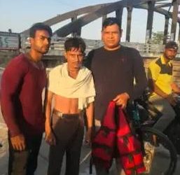 देखें वीडियो : अब तक सैकड़ो लोगों को गंगा में डूबने से बचा चुका है शारिक सिद्दीकी